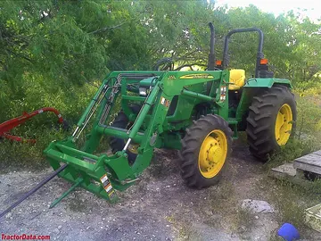 John Deere 5055E mit Frontlader und Ballenspieß