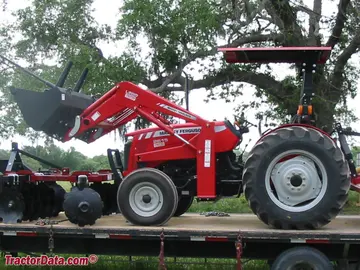 Trator utilitário compacto Massey Ferguson 2615 com carregadeira frontal L200.