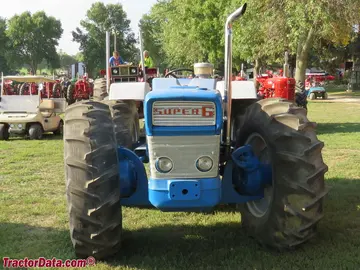 Traktor County 1004 Super-6.