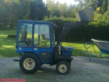 Iseki TX 1500F mit Lader und Kabine.