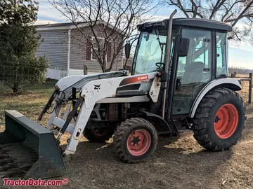 2012年 Bobcat CT440 型号紧凑型多功能拖拉机,带驾驶室和 9TL 装载机。