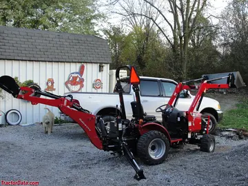 Mahindra Max 25 mit Heckbagger und Frontlader.