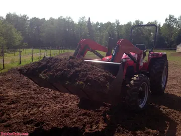 Mahindra 5530 com MFWD e carregadeira frontal.