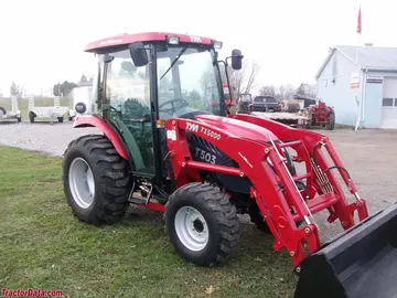 TYM T503 mit Kabine und TX5000-Lader.