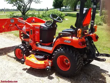 Kubota BX2370 com carregador frontal LA243 e cortador de montagem central.