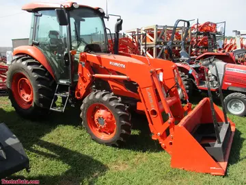 Kubota M7060 mit Kabine und Lader, rechte Seite.