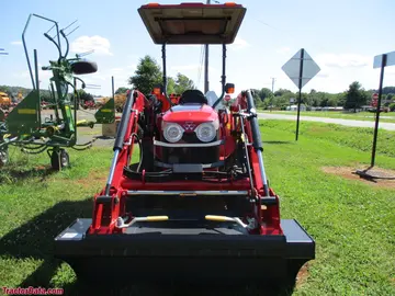 Massey Ferguson 1739E mit L105E Frontlader.