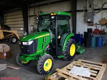 John Deere 3046R mit Kabine.