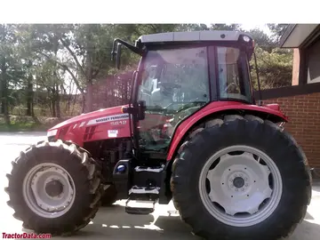 Tractor Massey Ferguson 5612 con tracción a las cuatro ruedas.