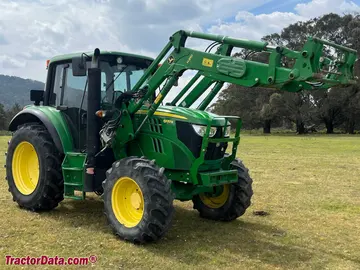 John Deere 6105M Vielseitigkeitstraktor mit H310 Frontlader.