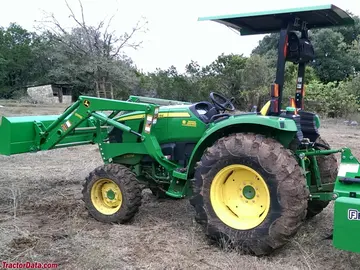 John Deere 4052M, lado izquierdo.