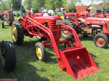 Massey-Harris 21 Colt mit Frontlader.