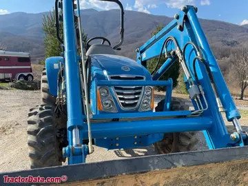 Dos tractores Farmhand 100 con un vehículo utilitario Farm Handy.