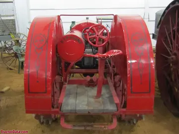 Pflugjunge 10-20 Traktor (Ken Kass Sammlung).