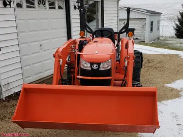 Kubota L2501 mit LA525-Lader und RB3772 Heckblatt.