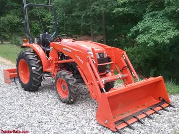 Kubota L3301 mit LA525 Frontlader.