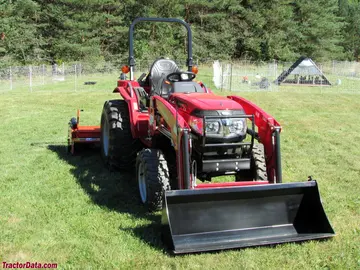 Mahindra 1526 con cargador frontal, vista frontal derecha.