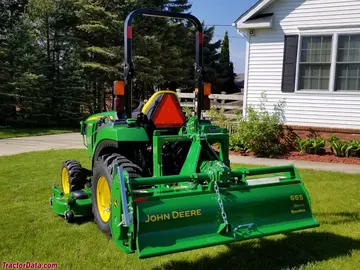 John Deere 2038R mit Mähwerk und Fräse.