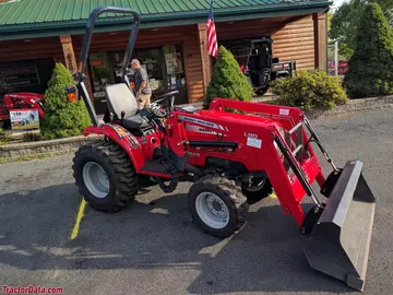 Massey Ferguson 1526 con cargadora frontal L90, lado derecho.