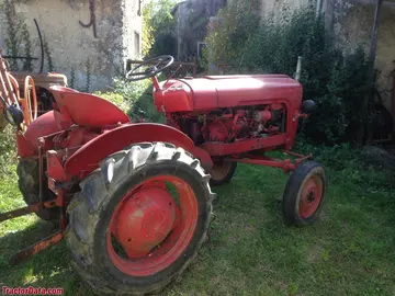 Massey Ferguson 821 con motor diésel Hanomag.