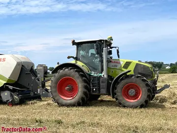 Claas Axion 880 enfardando, lado direito.