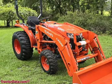 Kubota L2502紧凑型多功能拖拉机,配备LA526前装载机。